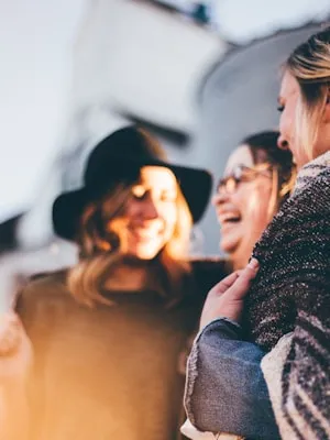 Ľudia sa smejú vonku